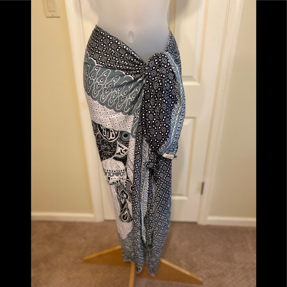 NWB Birch & Grace - Lovely gray long sarong/wrap in gray (print of elephant)